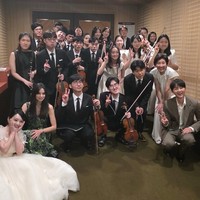 Warganet sontak heboh lantaran selama ini Song Joong Ki dan Katy Louise Saunders hanya terlihat saat melakukan perjalanan bisnis di bandara. Kini keduanya berkontribusi di konser ketujuh Gaon Soloists, memperingati Hari Penyandang Disabilitas. Foto: Instagram