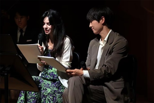 Nama Katy Louise Saunders viral menjadi sorotan setelah menikah dengan Song Joong Ki. Baru-baru ini, wanita blasteran Inggris-Kolombia itu tampil bersama suaminya sebagai narator di konser musisi disabilitas. Foto: Instagram