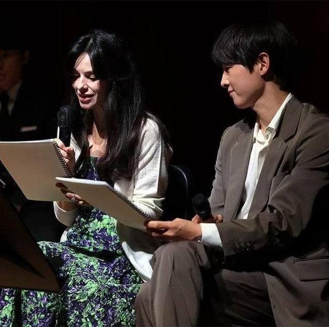 Foto: Cantiknya Istri Bule Song Joong Ki, Viral Jadi Narator Bareng Suami
