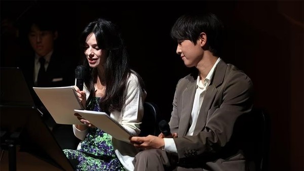 Foto: Cantiknya Istri Bule Song Joong Ki, Viral Jadi Narator Bareng Suami