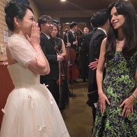 Dalam foto lain yang dibagikannya, Kim So Hyun tampak terkejut setelah melihat kecantikan istri Song Joong Ki, Katy Louise Saunders, secara langsung. Foto: Instagram