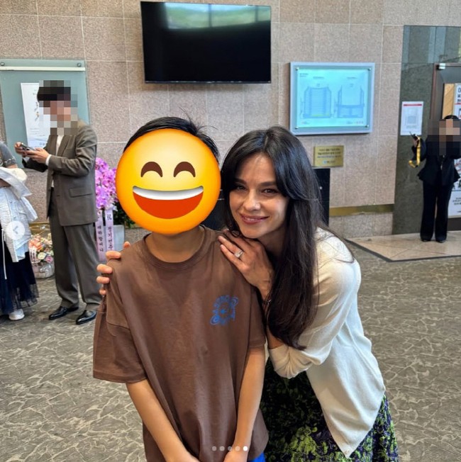 Ibu dua anak itu juga menuai pujian karena sikap ramahnya saat meladeni permintaan foto dari penonton konser. “Ketika aku meminta foto, istrinya merendahkan badannya agar sejajar dengan tinggi anakku,” tulis seorang anonim menggambarkan Katy Louise Saunders. Foto: Instagram
