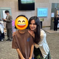 Ibu dua anak itu juga menuai pujian karena sikap ramahnya saat meladeni permintaan foto dari penonton konser. “Ketika aku meminta foto, istrinya merendahkan badannya agar sejajar dengan tinggi anakku,” tulis seorang anonim menggambarkan Katy Louise Saunders. Foto: Instagram