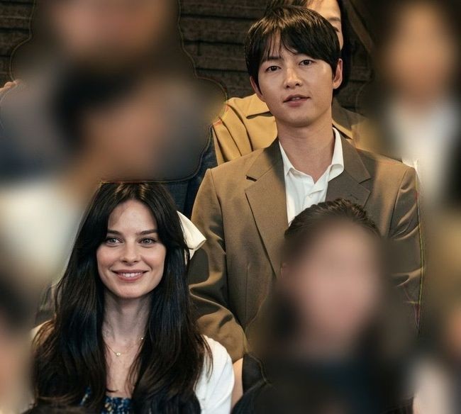 Paras cantik istri Song Joong Ki menyihir para warganet. Mantan aktris itu tampil anggun dengan makeup tipis, berbalut cardigan putih berkerah dan gaun bermotif floral. Ia membiarkan rambut panjangnya terurai. Foto: Instagram