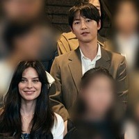 Paras cantik istri Song Joong Ki menyihir para warganet. Mantan aktris itu tampil anggun dengan makeup tipis, berbalut cardigan putih berkerah dan gaun bermotif floral. Ia membiarkan rambut panjangnya terurai. Foto: Instagram