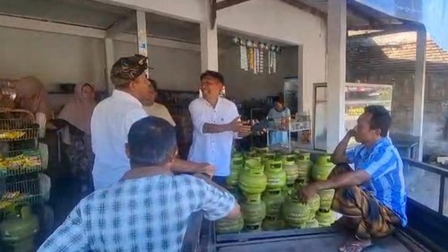 Kepala Disperindag Lombok Tengah, Lalu Setiawan, saat mengecek ketersediaan LPG subsidi di Desa Puyung. Foto: (Dok. Lalu Setiawan)