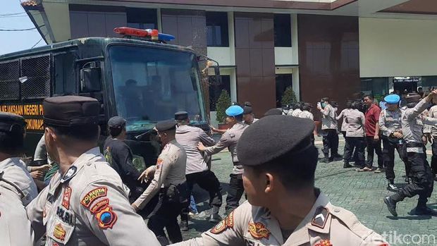 Kericuhan seusai sidang vonis perkara tongtek maut di Pengadilan Negeri Pati, Senin (20/4/2026). Kericuhan seusai sidang vonis perkara tongtek maut di Pengadilan Negeri Pati, Senin (20/4/2026).