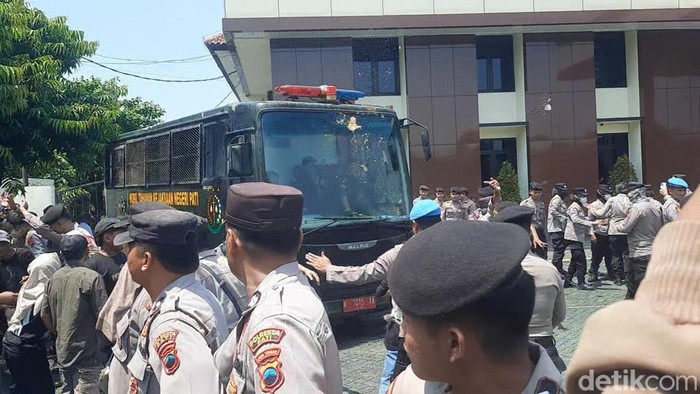 Kericuhan seusai sidang vonis perkara tongtek maut di Pengadilan Negeri Pati, Senin (20/4/2026).