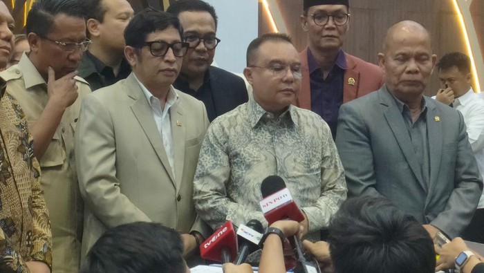Keterangan pers Menkum (kiri) bersama pimpinan DPR usai rapat pembahasan RUU PPRT, 20 April 2026 (Dwi/detikcom)