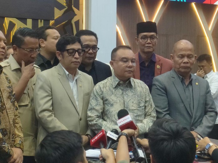 Keterangan pers Menkum (kiri) bersama pimpinan DPR usai rapat pembahasan RUU PPRT, 20 April 2026 (Dwi/detikcom)