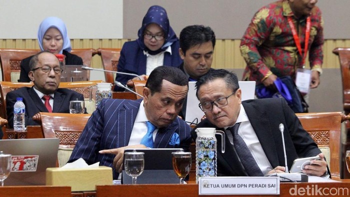 Ketua Dewan Pembina PERADI SAI Juniver Girsang (kiri) di Komisi III DPR RI, Senayan, Jakarta, Senin (20/4/2026).
