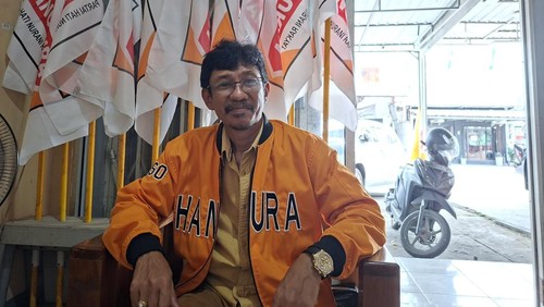 Ketua DPD Partai Hanura NTB, Ahmad Dahlan alias Leo, saat memberikan keterangan di kantornya di Mataram, Senin (20/4/2026). (Foto: Ahmad Viqi/detikBali)