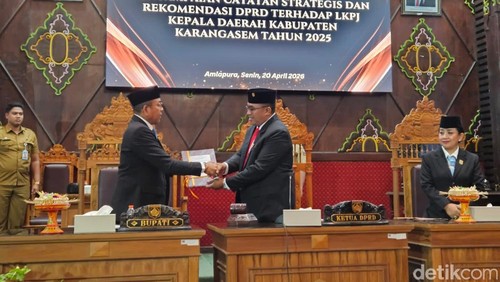 Ketua DPRD Karangasem dan Bupati Karangasem saat penyerahan catatan strategis dan rekomendasi DPRD terhadap LKPJ tahun 2025 saat rapat paripurna, Senin (20/4/2026) (foto: I Wayan Selamat Juniasa)