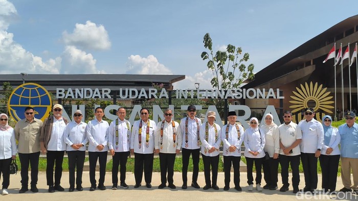 Ketua MPR Ahmad Muzani dan jajaran wakilnya berfoto di depan Bandara Internasional Nusantara, Senin (20/4/2026).