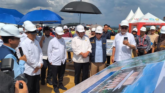 Ketua MPR Ahmad Muzani dan pimpinan MPR saat meninjau lokasi gedung parlemen di IKN. (Fadil/detikcom)