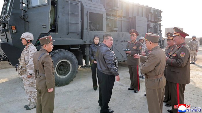 Pemimpin Korea Utara Kim Jong Un memantau uji coba rudal balistik jarak pendek Hwasong-11LA yang ditingkatkan, menilai performa hulu ledak baru.
