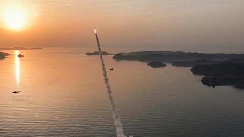 Pemimpin Korea Utara Kim Jong Un memantau uji coba rudal balistik jarak pendek Hwasong-11LA yang ditingkatkan, menilai performa hulu ledak baru.