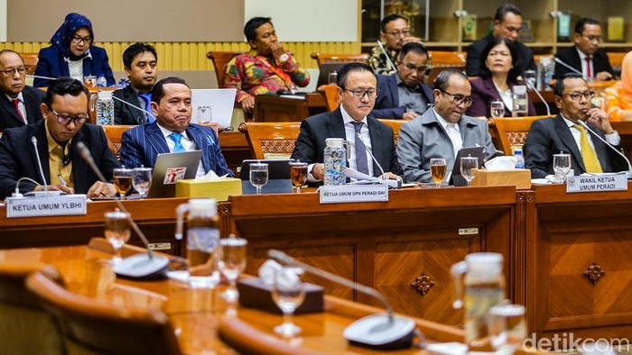Komisi III DPR menggelar Rapat Dengar Pendapat Umum (RDPU) dengan para Advokat (DPN PERADI RBA) Luhut M.P Pangaribuan, (DPN PERADI SAI) Harry Ponto, (DPP KAI) Siti Jamalia Lubis dan YLBHI Muhammad Isnur di Ruang Komisi III, Kompleks Parlemen, Senayan, Jakarta, Senin (20/4/2026).