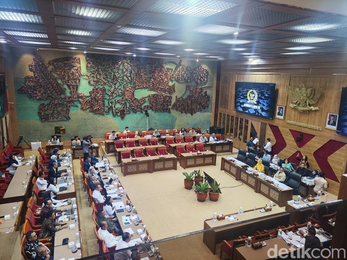 Komisi X DPR menggelar rapat dengar pendapat dengan Rektor Universitas Indonesia (UI) Heri Hermansyah, Rektor ITB Irwan Meilano, Rektor Unpad Arief Sjamsulaksan Kartasasmita, dan Rektor IPB Alim Setiawan Slamet terkait sejumlah kasus pelecehan seksua