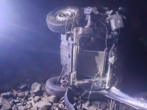 Kondisi mobil pikap yang dikendarai YBW saat terperosok ke jurang di Tanjung Kajuwulu, Kecamatan Magepanda, Sikka, NTT. (Foto: Dok. Polres Sikka)