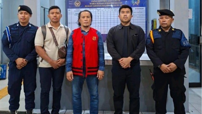 Kontraktor proyek gedung perpustakaan di Kepulauan Aru ditetapkan jadi tersangka korupsi Rp 1,5 miliar.
