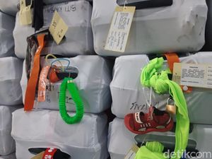 Uniknya Tanda Koper Haji di Embarkasi Solo, Ada Bola Tenis-Sandal Jepit