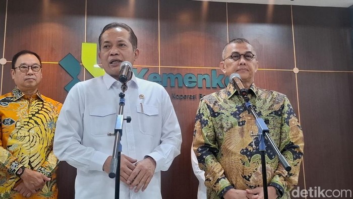 Koperasi Desa/Kelurahan (Kopdeskel) Merah Putih akan mengelola listrik dari Pembangkit Listrik Tenaga Surya (PLTS) berskala mini dan disalurkan ke masyarakat setempat. Hal ini ditandai dengan penandatanganan kerja sama antara Kementerian Koperasi (Ke