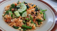 Urap adalah hidangan sayur rebus dengan kelapa parut berbumbu gurih khas Nusantara. Makanan ini sudah ada sejak era Kerajaan Medang dan tercatat dalam Prasasti Linggasutan tahun 929 M. Foto: iStock