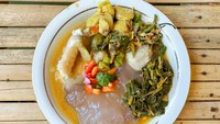 Papeda adalah makanan khas Papua dari suku Dani, berbahan sagu yang dimasak hingga bertekstur lengket dan kenyal. Biasanya disantap dengan kuah ikan kuning. Foto: iStock