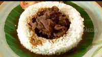 Nasi jemblung dulu hanya disantap bangsawan dan jadi favorit Raja Pakubuwono X dari Keraton Surakarta. Hidangan berbentuk nasi berlubang di tengah yang diisi lauk seperti telur, daging, sambal, dan kerupuk. Foto: Transmedia