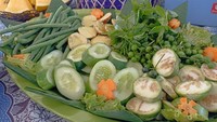 Lalapan, merupakan aneka sayuran segar untuk pelengkap makanan ini sudah ada sejak era Kerajaan Medang dan tercatat dalam Prasasti Jeru-jeru tahun 930 M. Foto: iStock