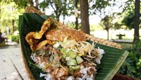 Pecel adalah hidangan sayur rebus dengan siraman bumbu kacang yang sudah ada sejak abad ke-9. Makanan ini juga disebut dalam Kakawin Ramayana. Setiap daerah di Jawa punya racikan pecel yang khas. Foto: iStock