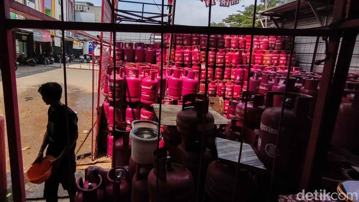 Petugas tampak sibuk merapikan tabung gas LPG non subsidi di Agen PT Bungsu Paramesti di kawasan Sunter Jaya, Jakarta Utara, Senin (20/4/2026). Deretan tabung berwarna cerah disusun rapi di depan gudang penyimpanan, sementara aktivitas bongkar muat b