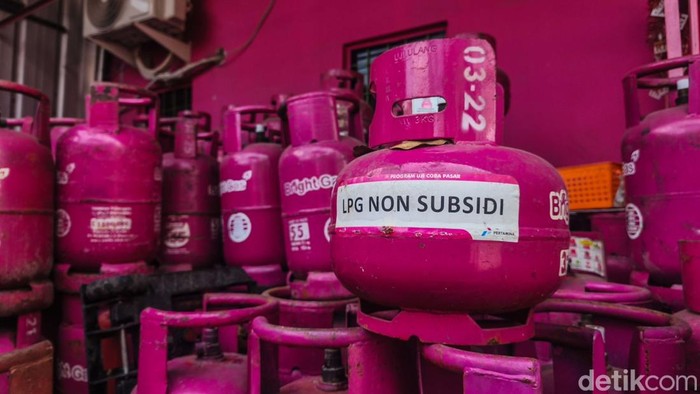 Petugas tampak sibuk merapikan tabung gas LPG non subsidi di Agen PT Bungsu Paramesti di kawasan Sunter Jaya, Jakarta Utara, Senin (20/4/2026). Deretan tabung berwarna cerah disusun rapi di depan gudang penyimpanan, sementara aktivitas bongkar muat b