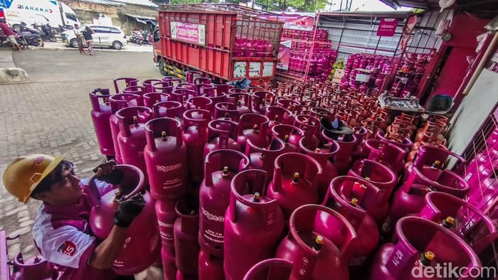 Petugas tampak sibuk merapikan tabung gas LPG non subsidi di Agen PT Bungsu Paramesti di kawasan Sunter Jaya, Jakarta Utara, Senin (20/4/2026). Deretan tabung berwarna cerah disusun rapi di depan gudang penyimpanan, sementara aktivitas bongkar muat b