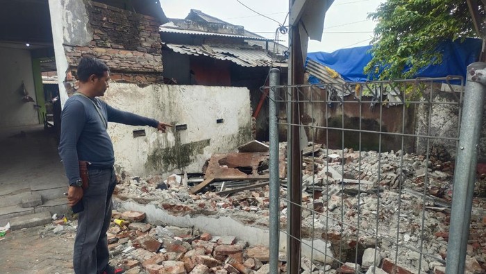 Polisi di lokasi makam Waliyullah Djiro Joyo Ulomo di kawasan Pasar Wonocolo, Kecamatan Taman, Sidoarjo yang dibongkar