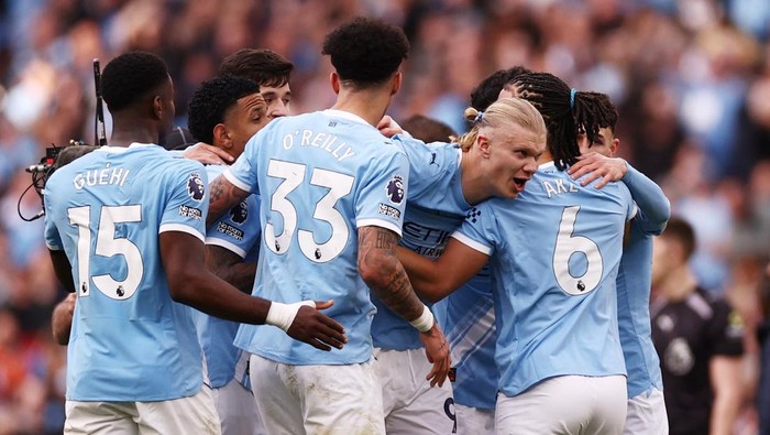 Soccer Football - Premier League - Manchester City v Arsenal - Etihad Stadium, Manchester, Britain - April 19, 2026 Manchester Citys Erling Haaland with teammates celebrate after the match Action Images via Reuters/Lee Smith EDITORIAL USE ONLY. NO U