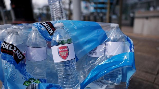 MANCHESTER, ENGLAND - APRIL 19: A detailed view of a water bottle featuring the Arsenal logo prior to the Premier League match between Manchester City and Arsenal at Etihad Stadium on April 19, 2026 in Manchester, England. (Photo by Carl Recine/Getty Images)