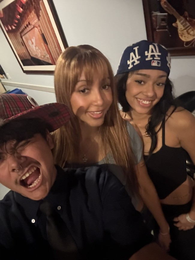 Personel blasteran Ghana-Swiss-Italia ini dikenal sebagai social butterfly. Ia menjalin persahabatan dengan sejumlah musisi ternama Tyla, The Kid Laroi, Malcolm Todd, hingga Doja Cat. Foto: Instagram