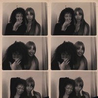 Woke queens! Manon KATSEYE dan PinkPantheress sama-sama vokal tentang isu kemanusiaan dan mendukung Palestina. Personel KATSEYE itu menyerukan “FREE PALESTINE” setelah menonton konser penggalangan dana untuk Palestina dan Sudan ‘Artists for Aid’. PinkPantheress juga termasuk dalam lineup konser ‘Together For Palestine’ bahkan menyuarakan dukungan lewat gaya busananya. Foto: Instagram