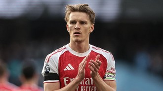 Dicari Kacamata Odegaard yang Dibuang Ben White