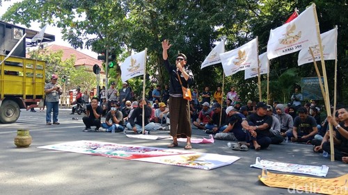 Massa berunjuk rasa di Kantor Bupati Lombok Timur, NTB, karena kelangkaan gas LPG 3 kg, Senin (20/4/2026).