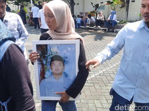 Kawal Vonis Kasus Tongtek Maut di PN Pati Hari Ini, Massa Bawa Foto Korban