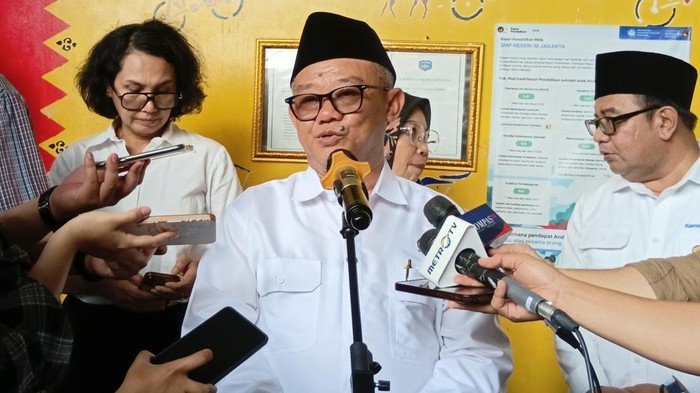 Mendikdasmen usai peluncuran Program Pelatihan Pendidikan Inklusif Tahun 2026 di SMPN 16 Jakarta, Jakarta Selatan, Senin (20/4/2026).