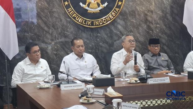 Menko Pangan Zulkifli Hasan (Zulhas) melakukan konferensi pers terkait perkembangan terbaru rekrutmen manajer Koperasi Desa Merah Putih (KDMP) dan Kampung Nelayan Merah Putih, Senin (20/4/2026). (CNBC Indonesia/Chandra Dwi Pranata)