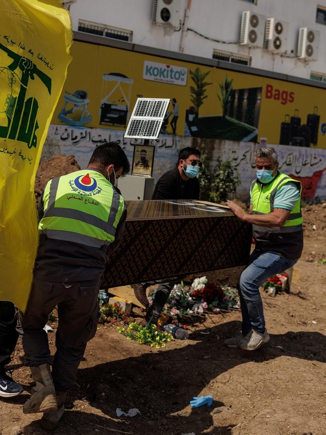 Momen Haru Evakuasi Jenazah Korban Konflik di Lebanon Selatan