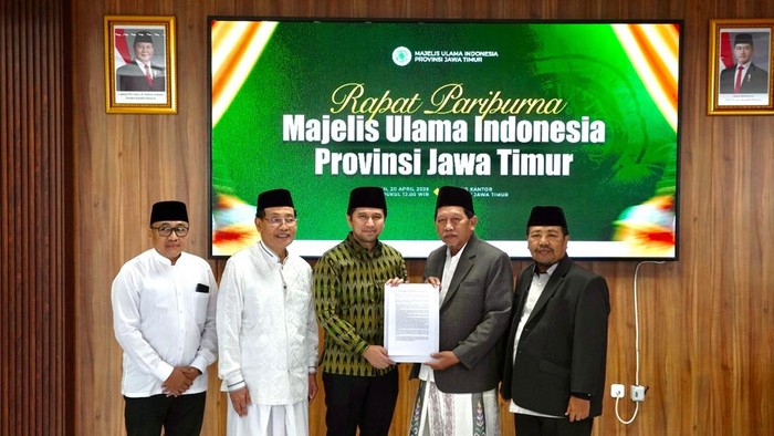 KH Hasan Mutawakkil Alallah mundur dari ketua Jatim digantikan KH Abd. Halim Soebahar yang disaksikan Wagub Jatim Emil Dardak