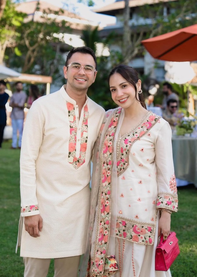 Raffi Ahmad dan Nagita Slavina tampil kompak berbusana tradisional India saat menghadir acara pernikahan kerabatnya. Tampa keduanya yang tampil serasi kenakan busana bernuansa krem dan coklat muda. Foto: Instagram/@raffinagita1717