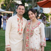 Raffi Ahmad dan Nagita Slavina tampil kompak berbusana tradisional India saat menghadir acara pernikahan kerabatnya. Tampa keduanya yang tampil serasi kenakan busana bernuansa krem dan coklat muda. Foto: Instagram/@raffinagita1717