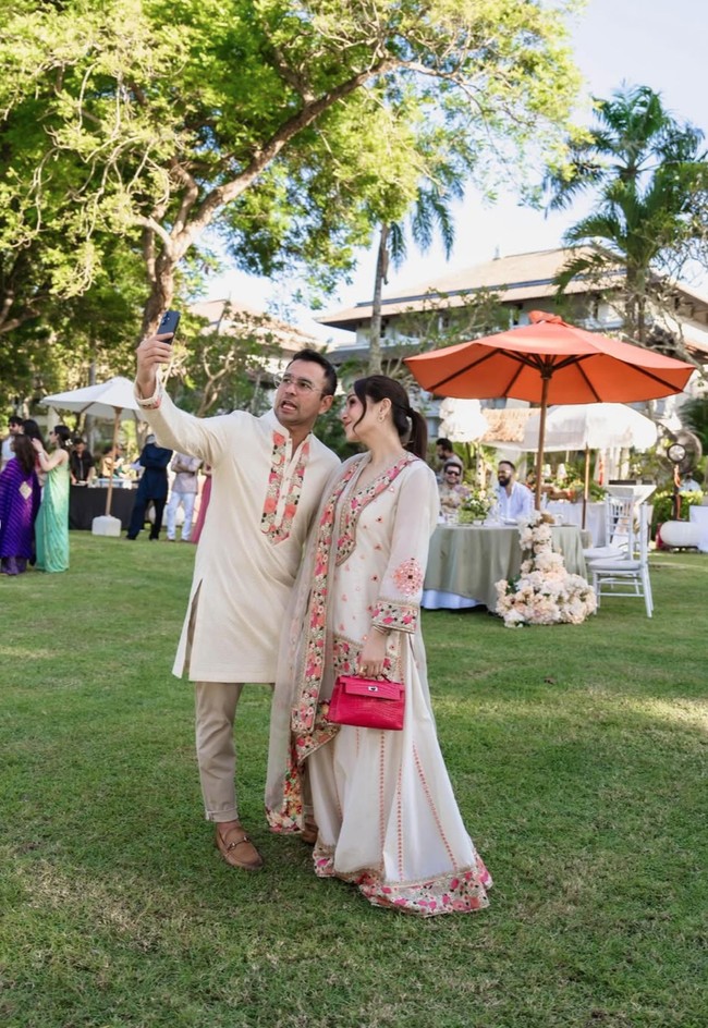 Raffi mengenakan kurta berwarna krem, potongannya lurus dengan panjang hingga paha. Di bagian dada terdapat detail bordir vertikal bernuansa floral dengan perpaduan warna pink yang mempermanis tampilan. Foto: Instagram/@raffinagita1717